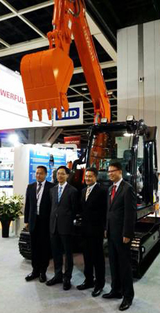 香港特别行政区商务及经济发展局副局长梁敬国到伟德官网在线服务平台展台参观